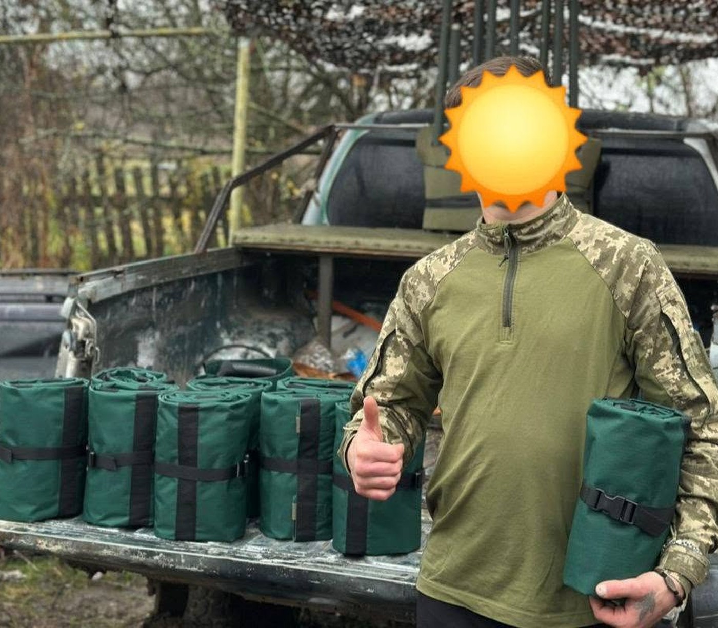 Боєць з отриманими мʼякими ношами